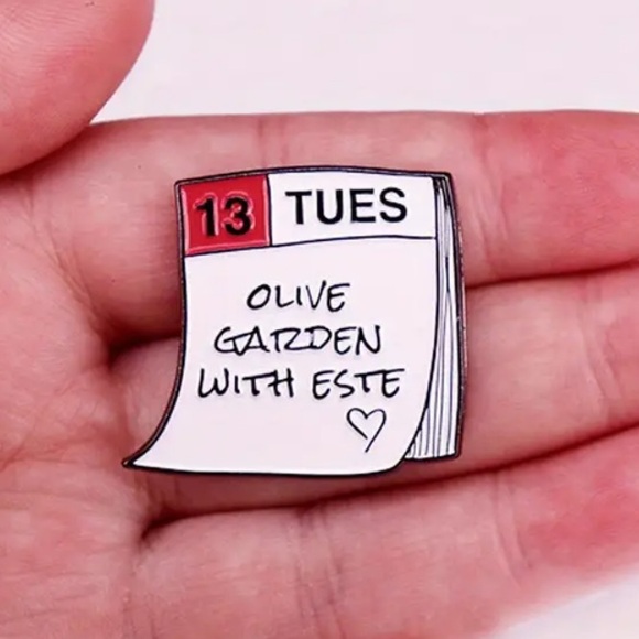 NO BODY, NO CRIME - βOLIVE GARDEN WITH ESTEEβ CALENDAR - TAYLOR PIN - Picture 2 of 9